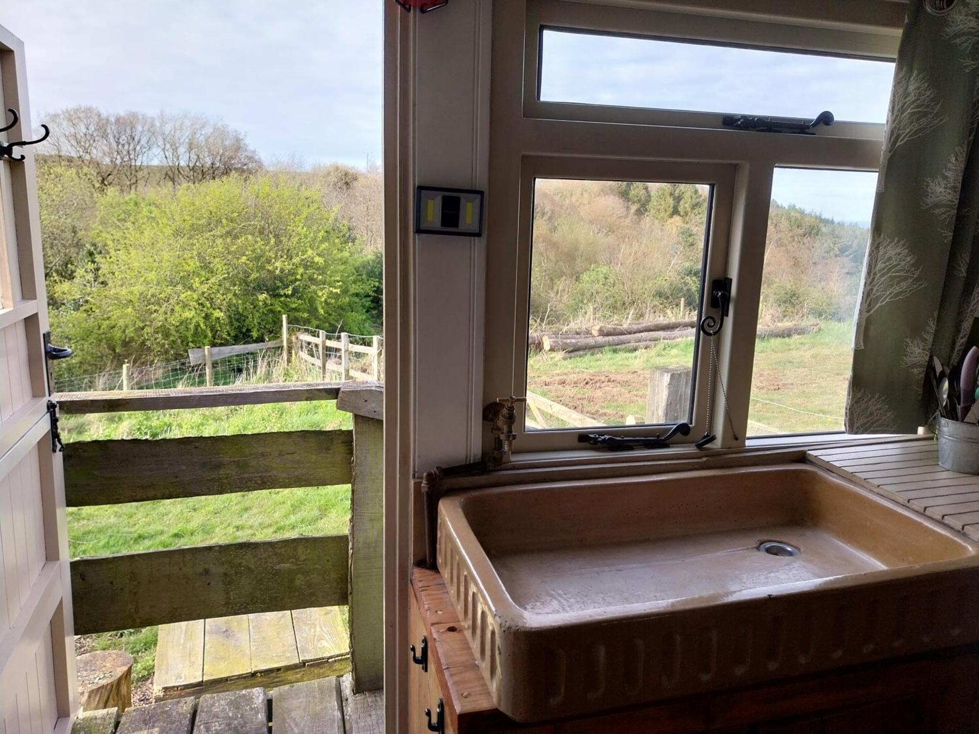 Meadowbeck - Shepherd Huts Fylingdales Eksteriør bilde